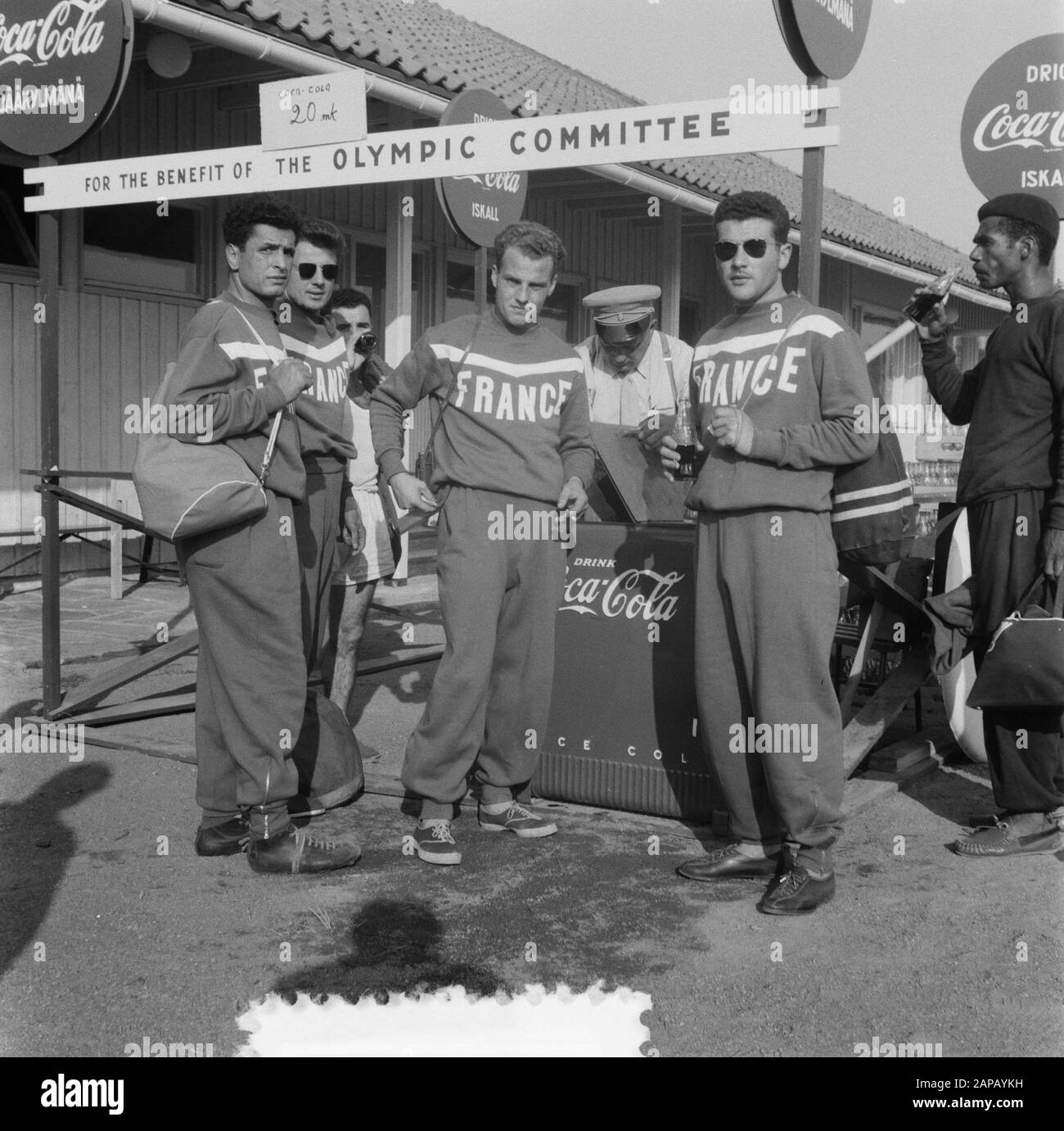 Summer Olympics Helsinki (1952) Descrizione: Coca Cola Bere Partecipanti Giochi Olimpici Annotazione: Team Francese Data: 18 Luglio 1952 Località: Finlandia, Helsinki Parole Chiave: Pubblicità, Atleti Nome Dell'Istituzione: Coca Cola Foto Stock