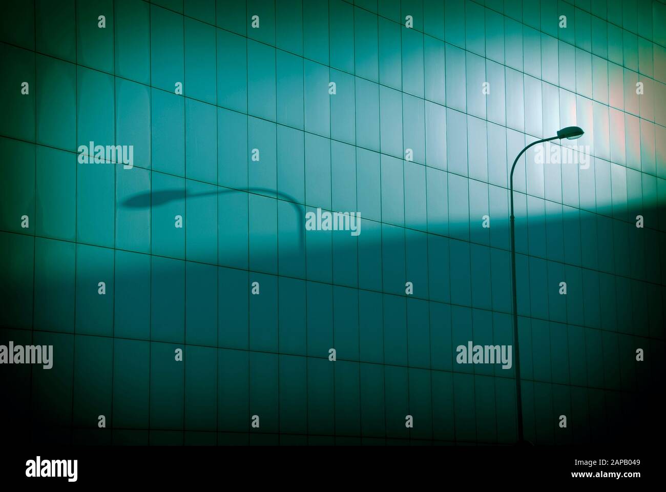 street light in silhouette e ombra su un muro Foto Stock