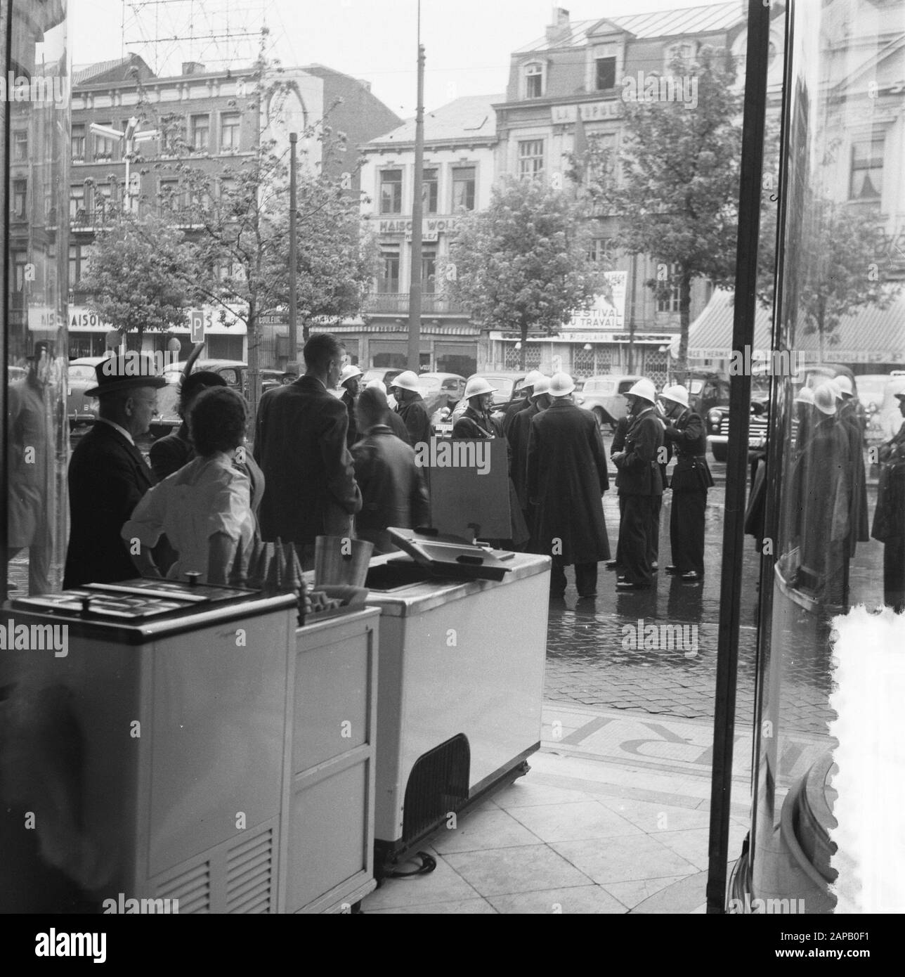 Sciopero di 24 ore in Belgio contro 2 anni di servizio. Polizia su strada Data: 9 Agosto 1952 Località: Belgio Parole Chiave: Polizia, scioperi, strade Foto Stock