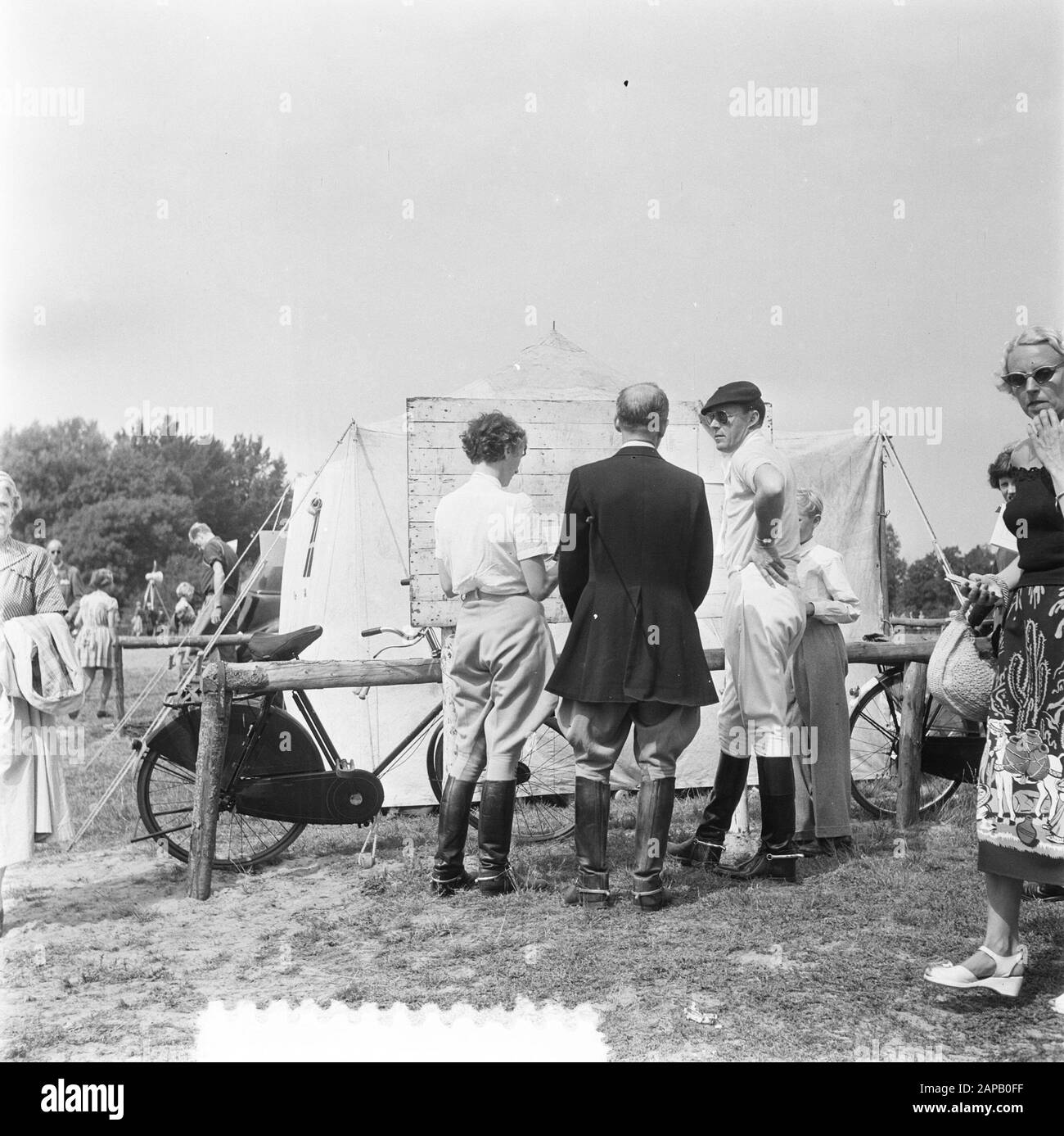 Concours Hippique Den Haag. Principessa Irene e Principe Bernhard Data: 15 agosto 1952 Parole Chiave: Famiglia reale Nome personale: Bernhard, principe, Irene, principessa Foto Stock