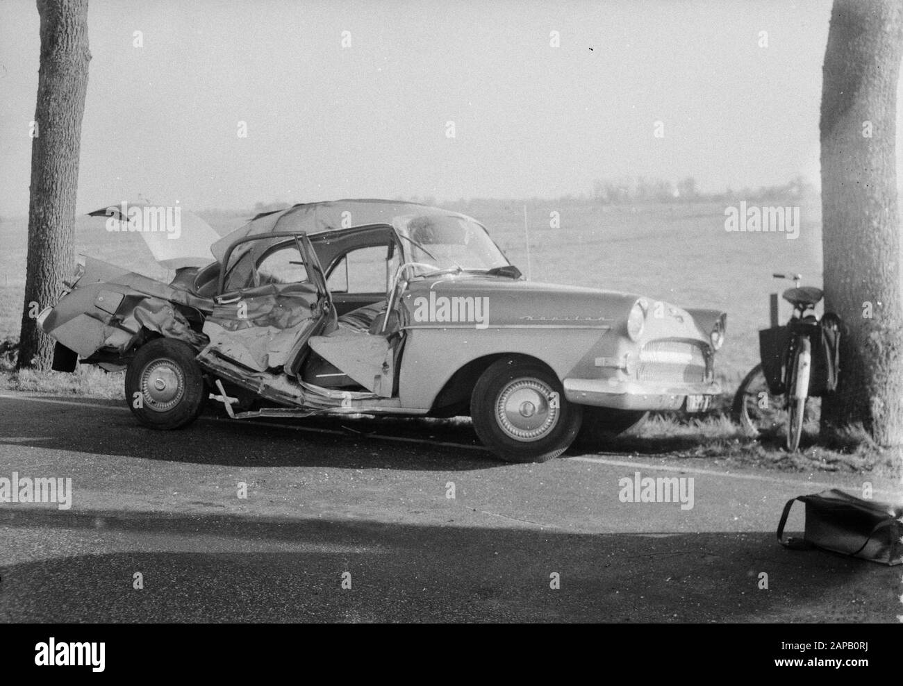Incidente d'auto al Rijksweg Meppel-Havelte-Assen Data: 6 novembre 1959 Parole Chiave: Auto-incidente Foto Stock