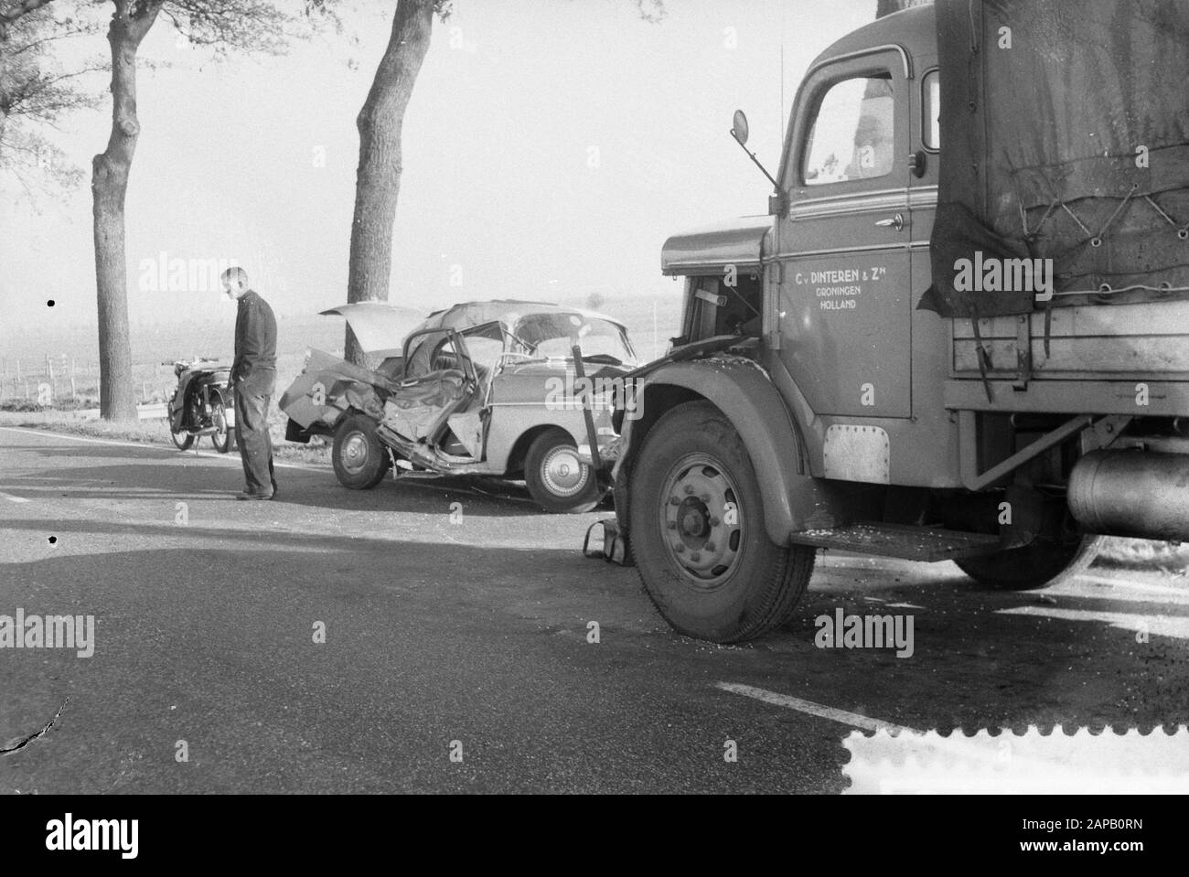 Incidente d'auto al Rijksweg Meppel-Havelte-Assen Data: 6 novembre 1959 Parole Chiave: Auto-incidente Foto Stock