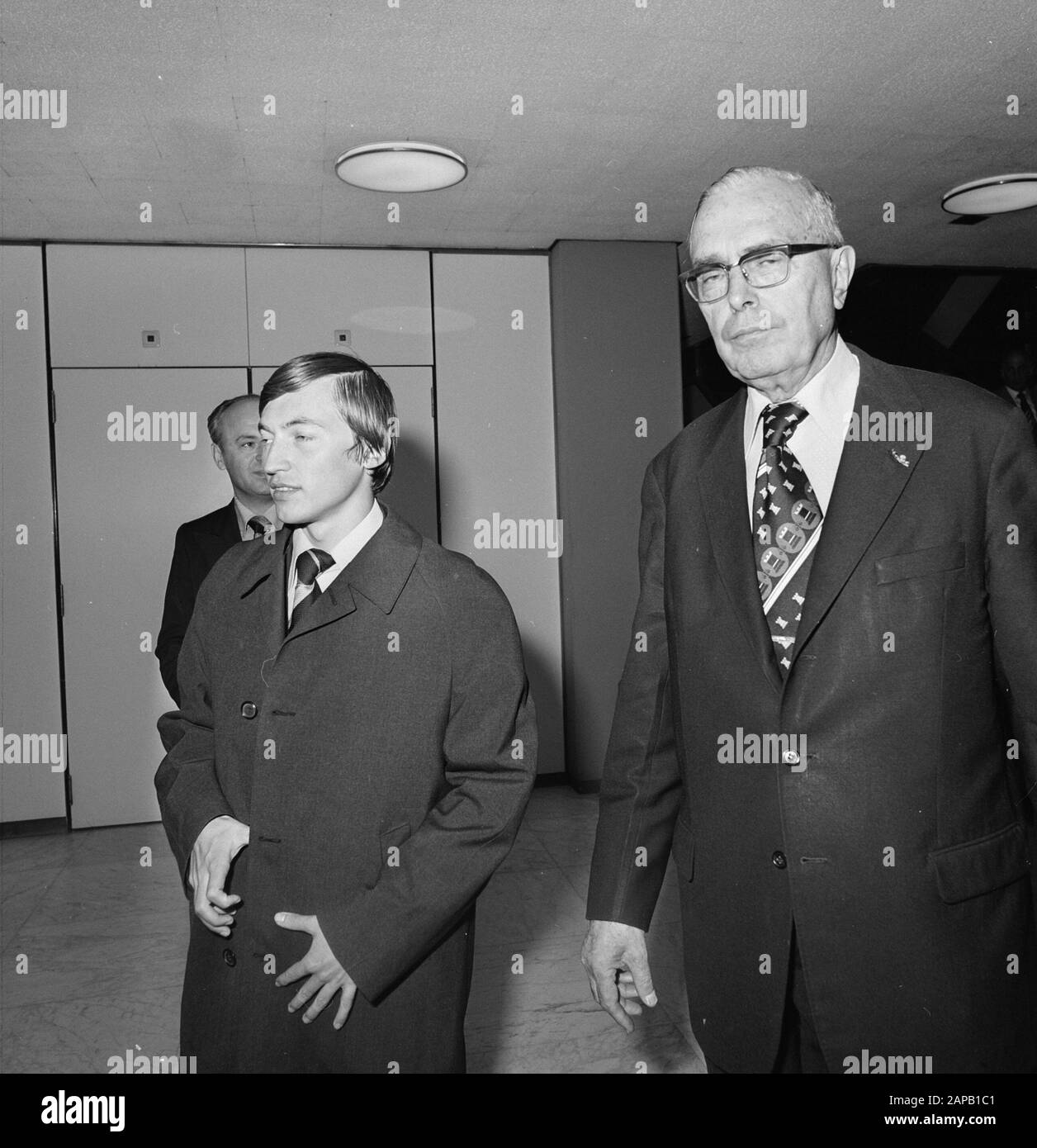 Arrivo giocatori di scacchi Smyslov e Karpov a Schiphol Data: 21 settembre 1977 Località: Noord-Holland, Schiphol Parole Chiave: Arrivi, giocatori di scacchi Nome personale: Karpov, Anatoli Foto Stock