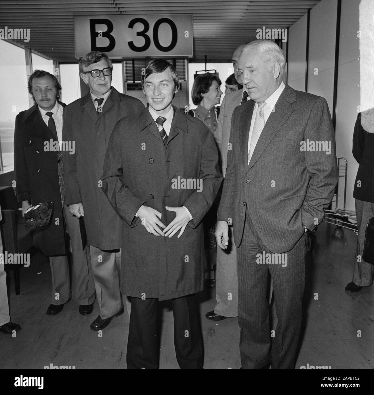 Arrivo giocatori di scacchi Smyslov e Karpov all'aeroporto di Schiphol; Smyslov e Karpov (r) Data: 21 settembre 1977 Parole Chiave: Giocatori di scacchi Nome personale: Karpov, Anatoli Foto Stock