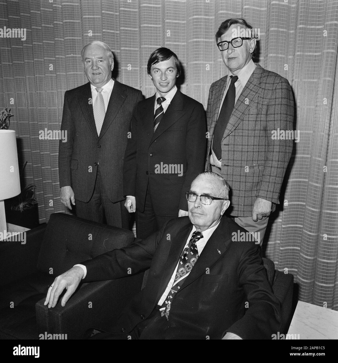 Arrivo giocatori di scacchi Smyslov e Karpov a Schiphol Data: 21 settembre 1977 Località: Noord-Holland, Schiphol Parole Chiave: Arrivi, giocatori di scacchi Nome personale: Karpov, Anatoli Foto Stock