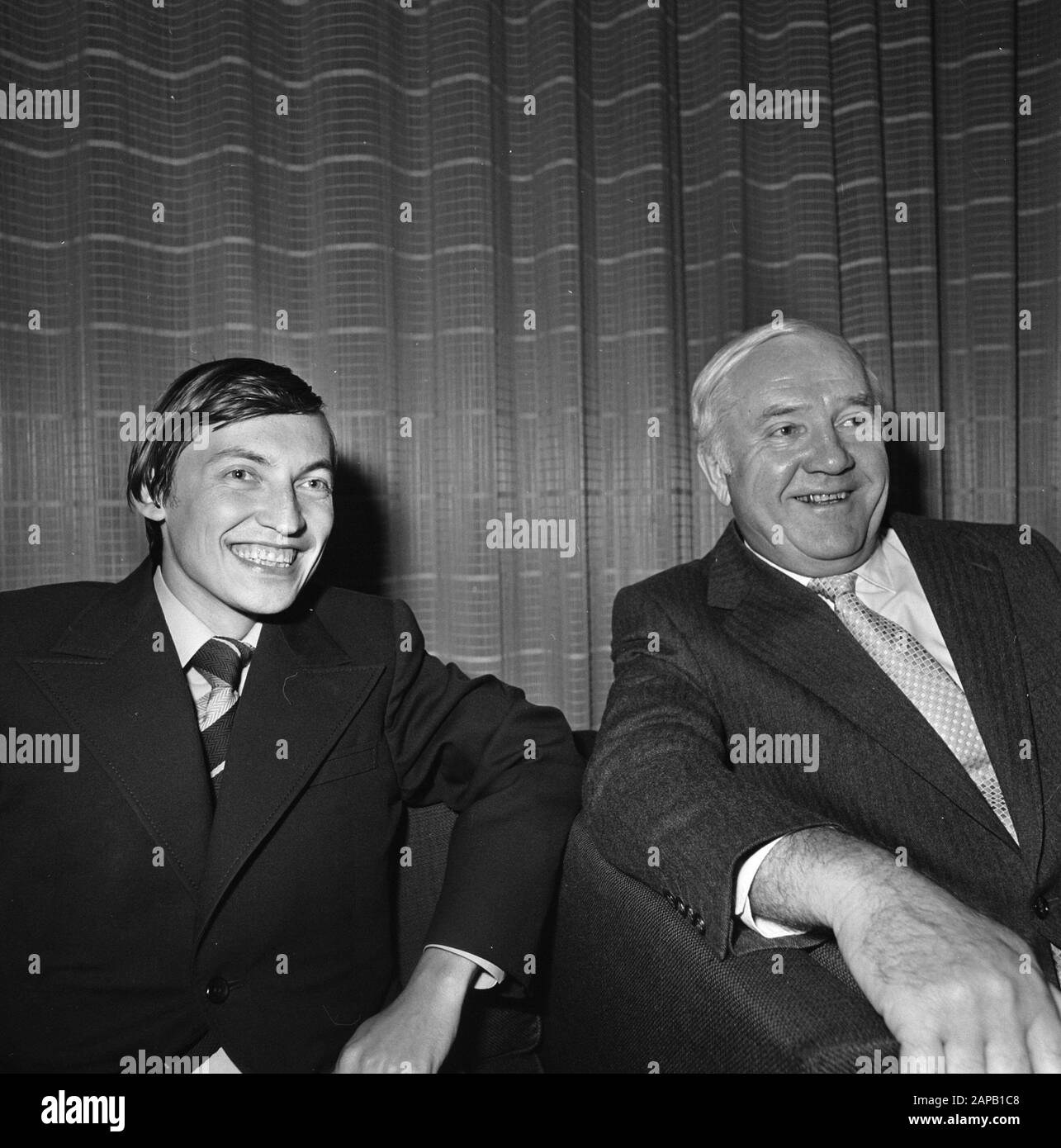 Arrivo giocatori di scacchi Smyslov e Karpov a Schiphol Data: 21 settembre 1977 Località: Noord-Holland, Schiphol Parole Chiave: Arrivi, giocatori di scacchi Nome personale: Karpov, Anatoli Foto Stock