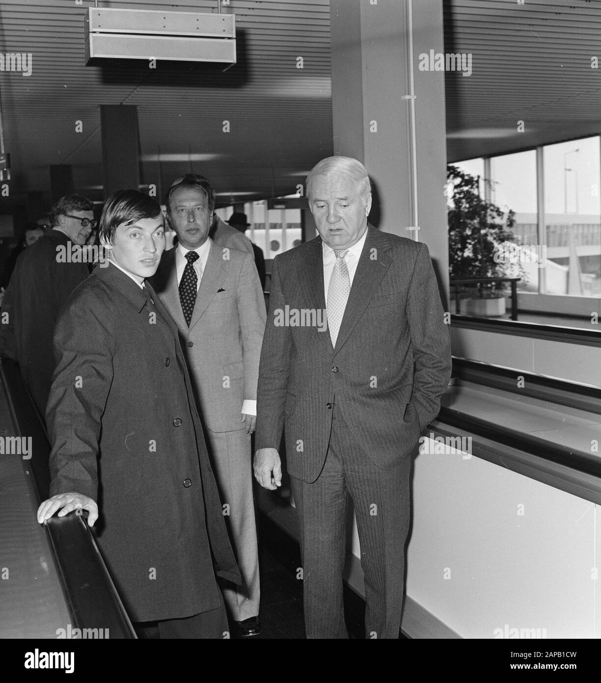 Arrivo giocatori di scacchi Smyslov e Karpov a Schiphol Data: 21 settembre 1977 Località: Noord-Holland, Schiphol Parole Chiave: Arrivi, giocatori di scacchi Nome personale: Karpov, Anatoli Foto Stock