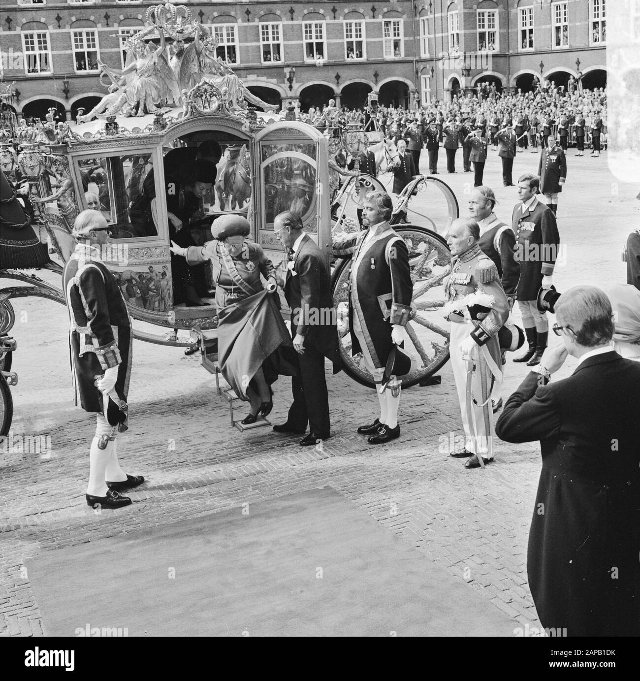 Prinsjesdag 1977 Descrizione: La carrozza dorata arriva al Ridderzaal; arrivo regina Juliana e principe Bernhard Data: 20 settembre 1977 Località: L'Aia, Zuid-Holland Parole Chiave: Carrozza persona: Bernhard, principe, Juliana, regina Nome istituzione: Ridderzaal Foto Stock