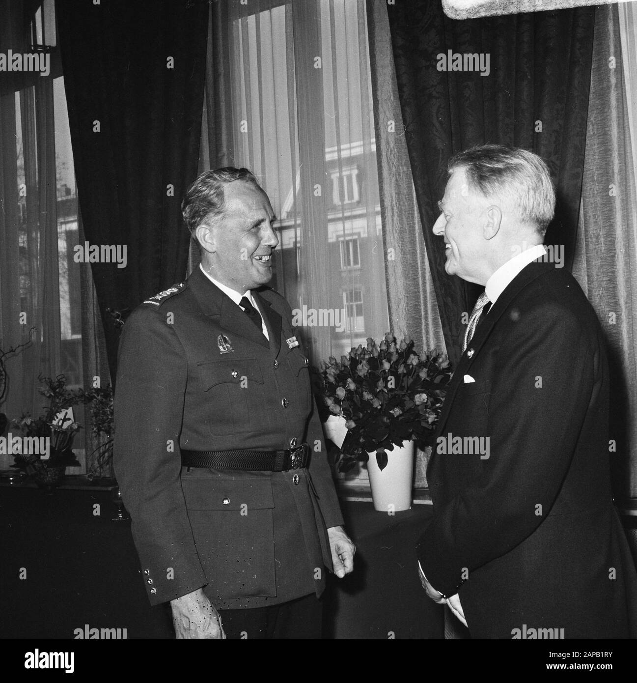 Addio alla reception del Dr. M. W. Holtrop, direttore della Banca Olandese, presso l'Amstelhotel, dr. M. W. Holtrop. General De Jong Datatum: 26 april 1967 Location: Amsterdam, Noord-Holland Keywords: Directors, receptions Nome personale: Holtrop, M.W. Nome dell'istituzione: Amstelhotel Foto Stock