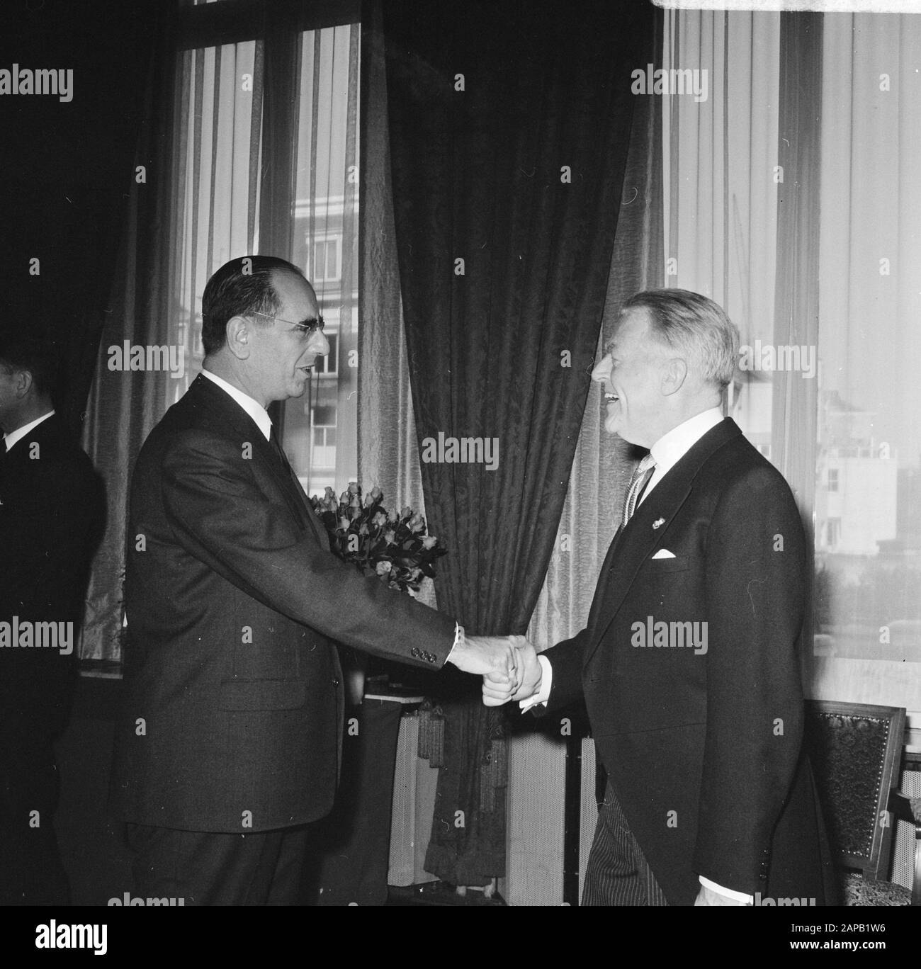 Addio alla reception del Dr. M. W. Holtrop, direttore della Banca Olandese, presso l'Amstelhotel, dr. M. W. Holtrop. Presidente del SER, J.W. de Pous Data: 26 aprile 1967 luogo: Amsterdam, Noord-Holland Parole Chiave: Direttori, ricevimenti Nome personale: Holtrop, M.W., Pous, Jan Willem de Institutionname: Amstelhotel Foto Stock