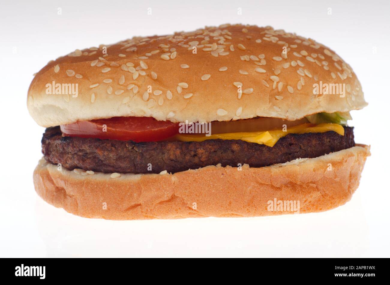 Macro primo piano di un Burger King Impossible Whopper pianta a base di hamburger con seme di sesamo bun, formaggio giallo, pomodoro su sfondo bianco Foto Stock