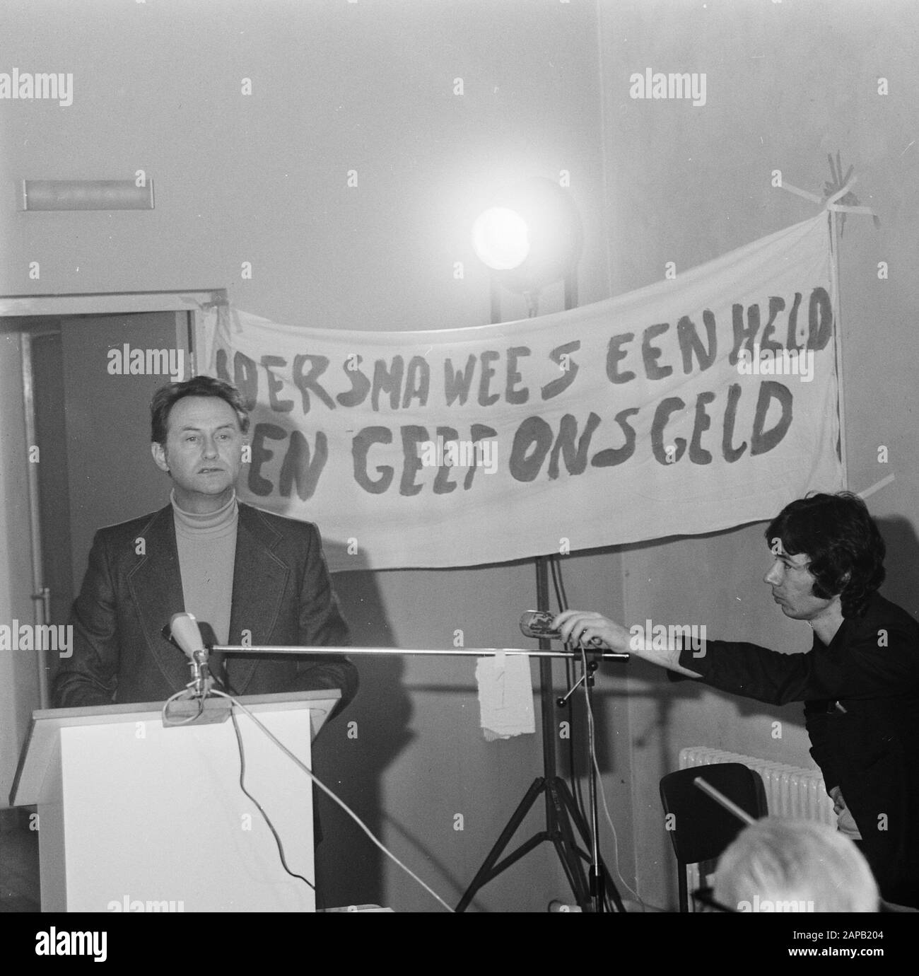 Il Ministro Boersma parla in una riunione della NVV-Youth contatto Descrizione: Il Ministro durante il suo discorso, dietro di lui si tiene un banner Data: 27 ottobre 1973 Parole Chiave: Incontri, organizzazioni giovanili, ministri, banner, sindacati Nome personale: Boersma, Jaap Foto Stock