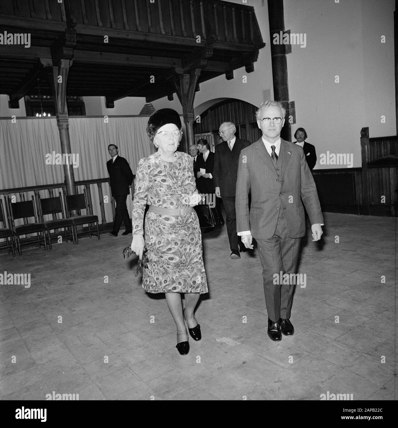 Queen Juliana è presente all'incontro nella Knight Hall che commemora l'accettazione della Dichiarazione universale dei diritti umani da parte dell'Assemblea Generale delle Nazioni Unite nel 1948 Descrizione: La Regina con il Sig. Thurlings Data: 11 dicembre 1973 luogo: L'Aia, Sud-Olanda Parole Chiave: Incontri, riunioni commemorative, presidenti di camera, regine Nome personale: Juliana, regina, Turlings, Theo Institution nome: Knight Hall Foto Stock