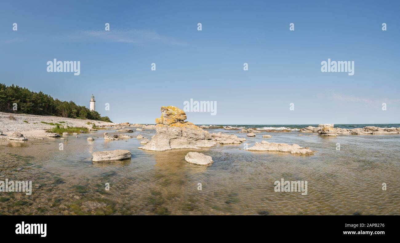 Spiaggia al faro di Faro, Faro di Holmudden, Gotland, Svezia. Foto Stock