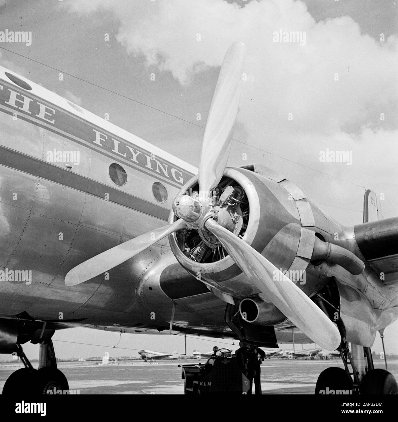 Stile aziendale ed emblemi KLM Descrizione: The Douglas DC-4 Edam con l'identità aziendale KLM sullo scafo e sulle gondole moto all'aeroporto di Schiphol Data: Agosto 1951 posizione: Noord-Holland, Schiphol Parole Chiave: Motori, scafi, gondole motorie, aerei Foto Stock