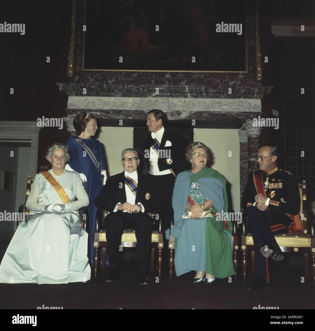 Visita del Presidente Heinemann e moglie di WD a NL; treppiede foto di Heinemann e moglie, HM, Bernhard, Beatrix, Claus in Palace on Dam Data: 25 novembre 1969 Parole Chiave: Visite Nome personale: Beatrix, principessa, Bernhard, principe, Claus, principe, Heidemann, Gustav Institution name: Palazzo in Piazza Dam Foto Stock