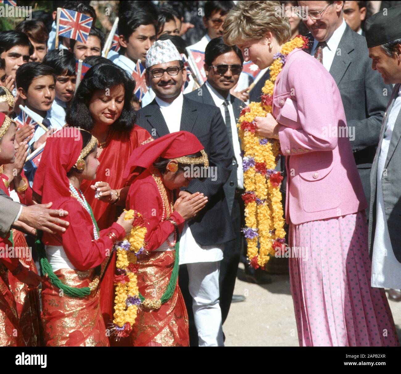 La principessa Diana incontra i bambini durante il suo Royal Tour del Nepal a nome della Croce Rossa, marzo 1993 Foto Stock