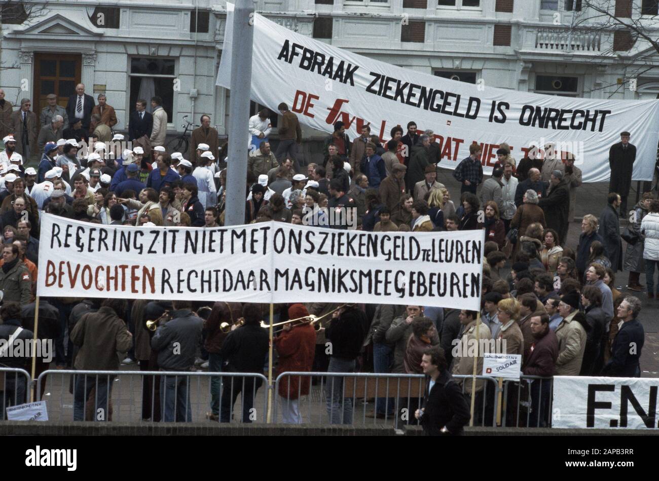 Dimostrazione per l'edificio SER a causa dell'imminente sconto sulla cassa malattia Data: 12 febbraio 1982 Parole Chiave: Dimostrazioni Nome dell'istituzione: Ser Foto Stock