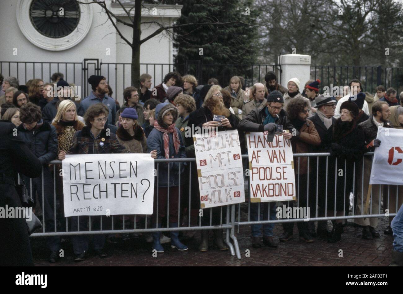 Manifestazione per l'ambasciata polacca all'Aia contro la legge marziale in Polonia; manifestanti Data: 24 dicembre 1981 luogo: L'Aia, Zuid-Holland Parole Chiave: Ambasciate, dimostrazioni Foto Stock