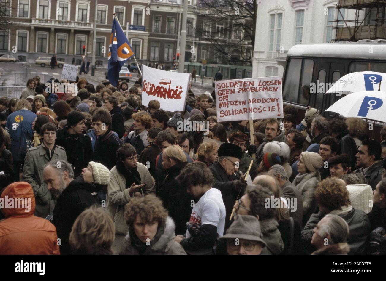 Manifestazione per l'ambasciata polacca all'Aia contro la legge marziale in Polonia; manifestanti Data: 24 dicembre 1981 luogo: L'Aia, Zuid-Holland Parole Chiave: Ambasciate, dimostrazioni Foto Stock