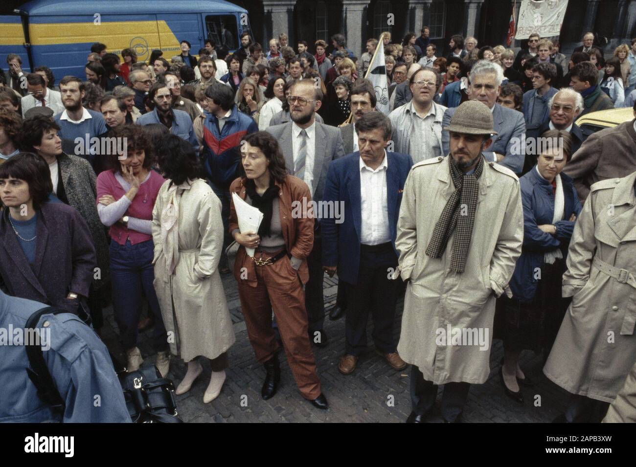 2 Minuti di silenzio contro le armi nucleari a Binnenhof a l'Aia; politici di sinistra a Binnenhof Data: 1984 luogo: Binnenhof, l'Aia, Zuid-Holland Parole Chiave: NARRAPONNS, dimostrazioni Foto Stock