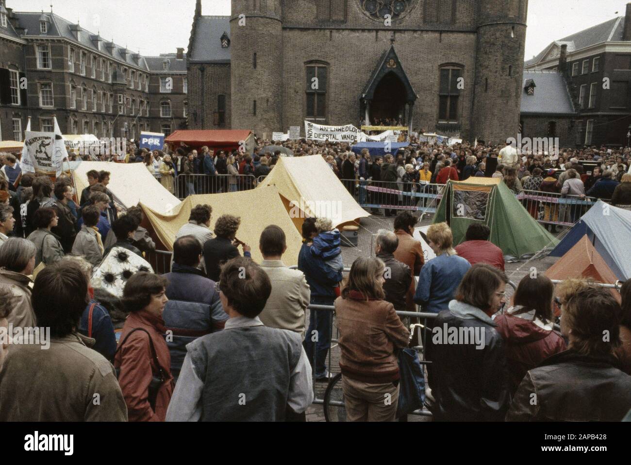 2 Minuti di silenzio contro le armi nucleari a Binnenhof a l'Aia; tentenkamp a Binnenhof Data: 1984 luogo: Binnenhof, l'Aia, Zuid-Holland Parole Chiave: NARRATOM, dimostrazioni Foto Stock
