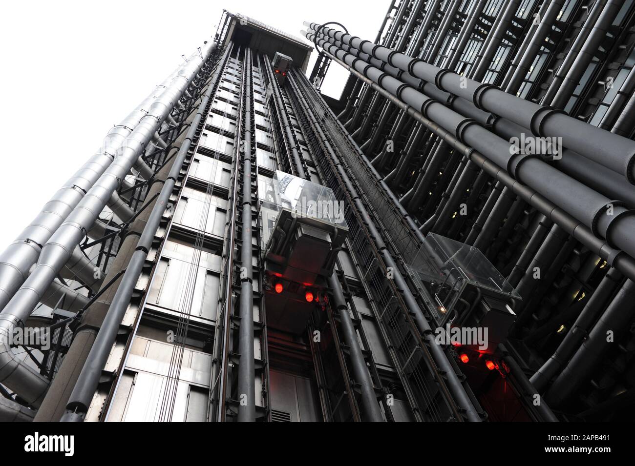 Gli ascensori dell'edificio Lloyd's di Londra a Londra, in Inghilterra Foto Stock