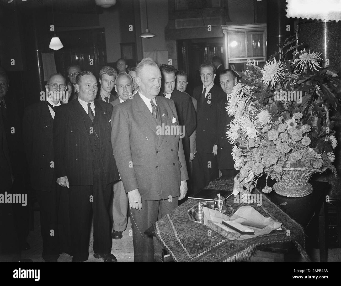 Pesca MR. W. C. Doyer, capo del titolare della procurazione Dutch Handels Bank Data: 31 agosto 1953 Parole Chiave: Feed Nome personale: W. C. Doyer Foto Stock