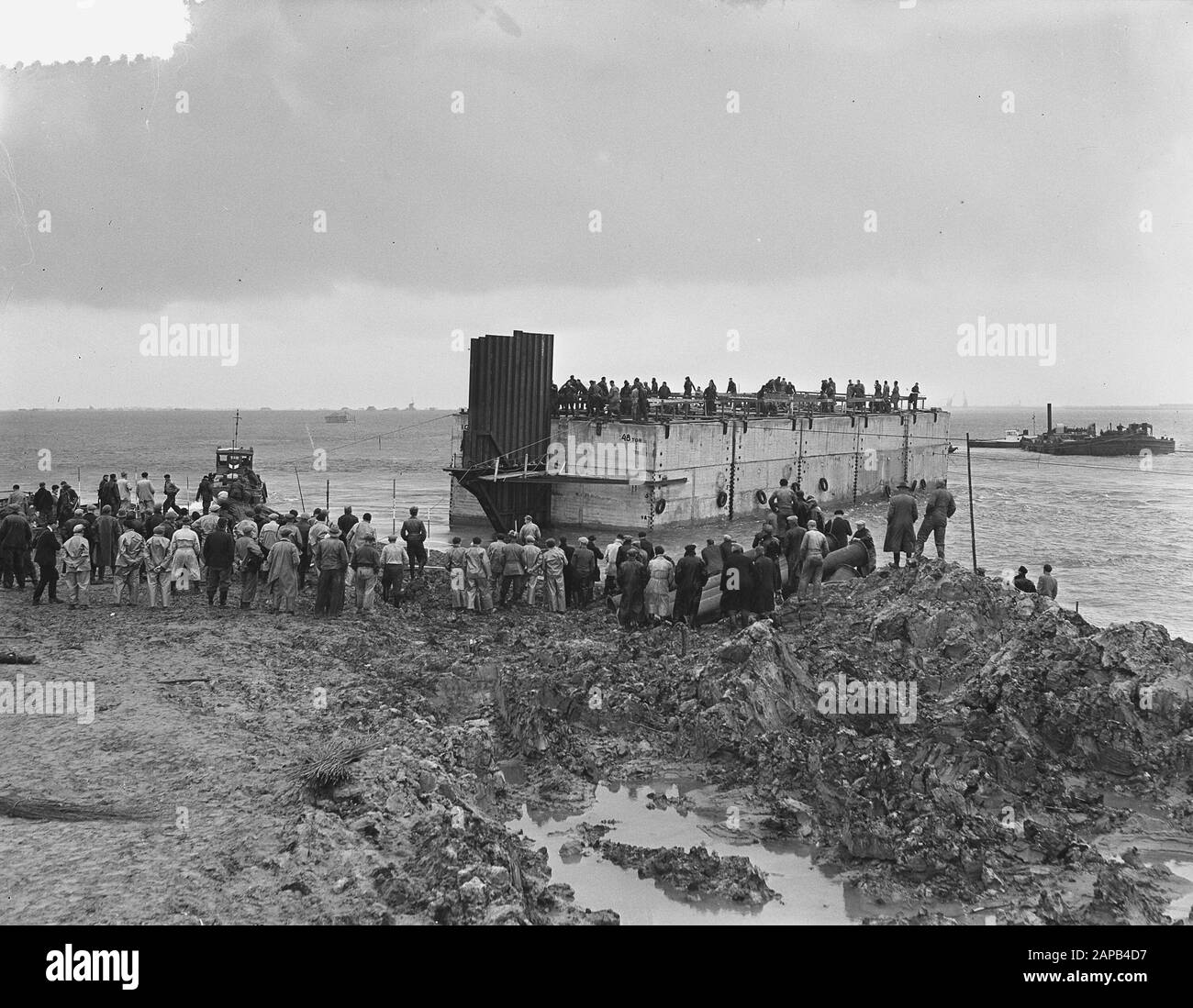 Sealing Clog Trench at Schelphoek Data: 21 agosto 1953 luogo: Schelphoek, Schouwen-Duiveland Parole Chiave: Caissons, dighe, inondazioni, alluvione Nome del personale: Clog Trench Foto Stock