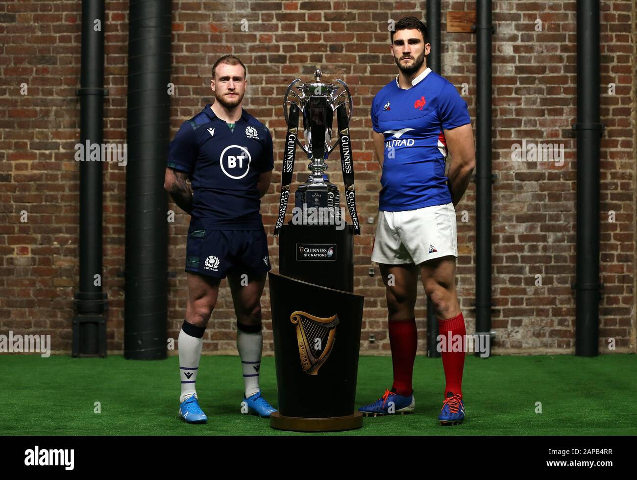 Stuart Hogg (a sinistra) della Scozia e Charles Ollivon della Francia posano per una foto con il Six Nations Trophy durante il lancio del Guinness Six Nations a Tobacco Dock, Londra. Foto Stock