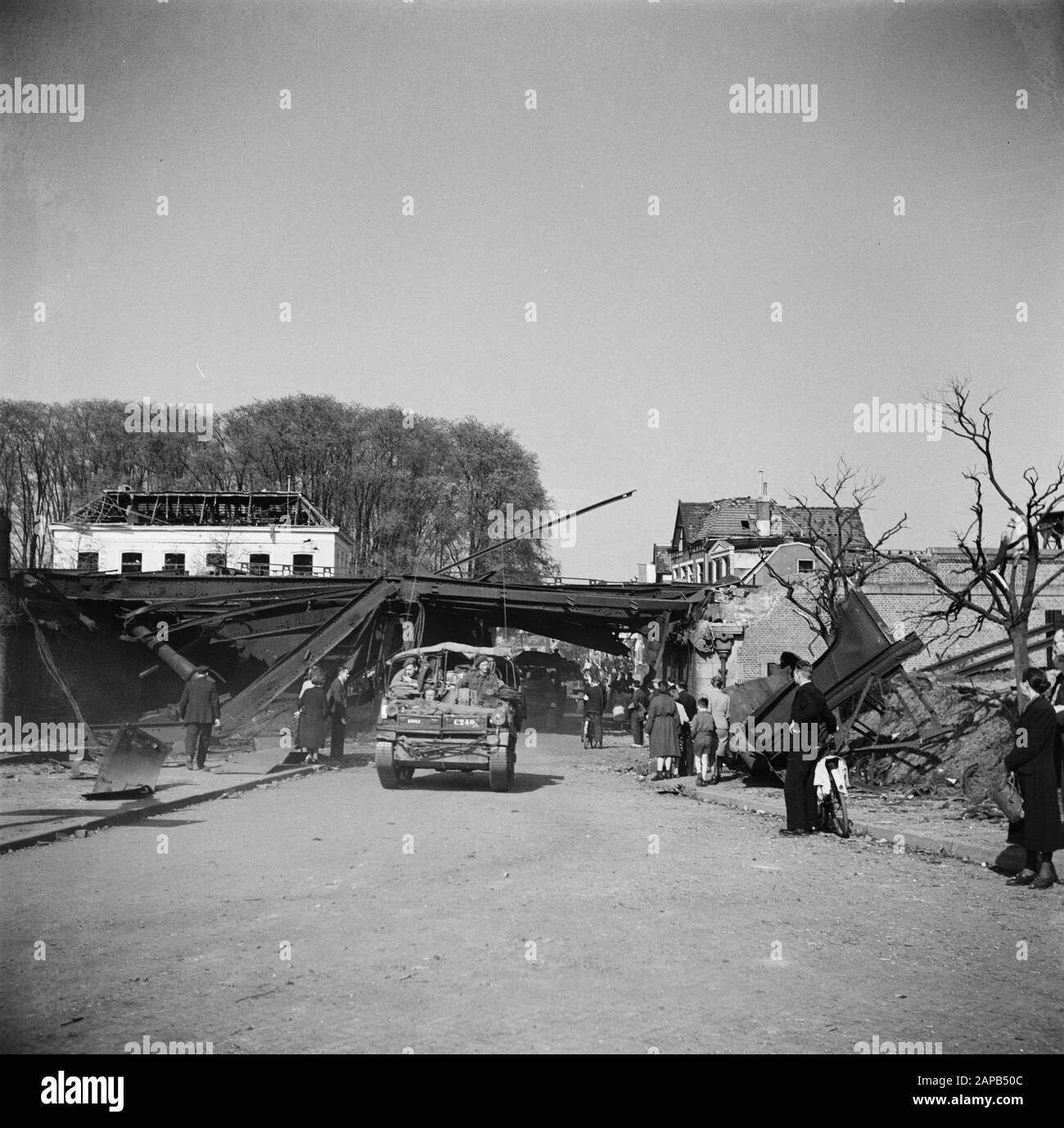 Front North-East Netherlands: Deventer Descrizione: Canadian carrier passa attraverso un viadotto ferroviario pesantemente danneggiato Data: 11 aprile 1945 luogo: Deventer, Overijssel Parole Chiave: Militare, mezzi di trasporto Foto Stock