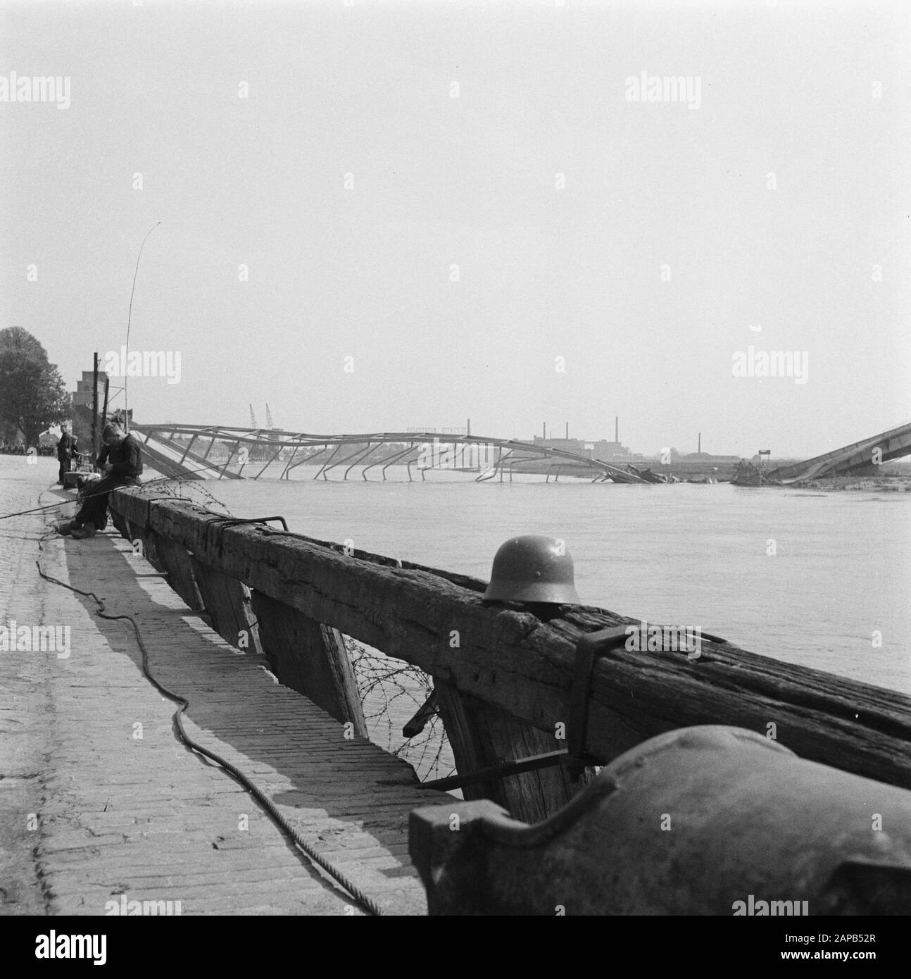 Front North-East Netherlands: Tour Prince Bernhard Descrizione: Il ponte distrutto di Deventer; in primo piano un casco tedesco. Data: Aprile 1945 luogo: Deventer, Overijssel Parole Chiave: Ponti, caschi, devastazioni Foto Stock