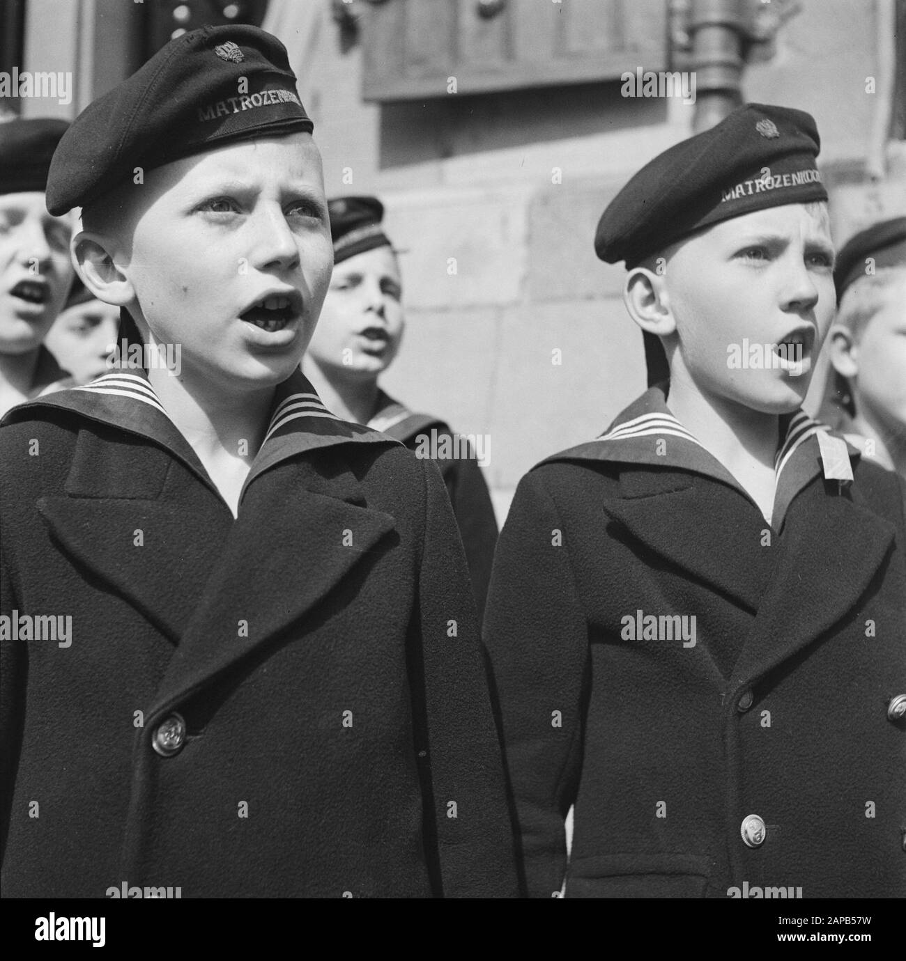 Liberation Joy: The Hague Description: Festa della liberazione all'Aia. Il Coro Sailor Dell'Aia. Data: Maggio 1945 Luogo: L'Aia, Zuid-Holland Parole Chiave: Festa Di Liberazione, Cori, Seconda Guerra Mondiale Foto Stock