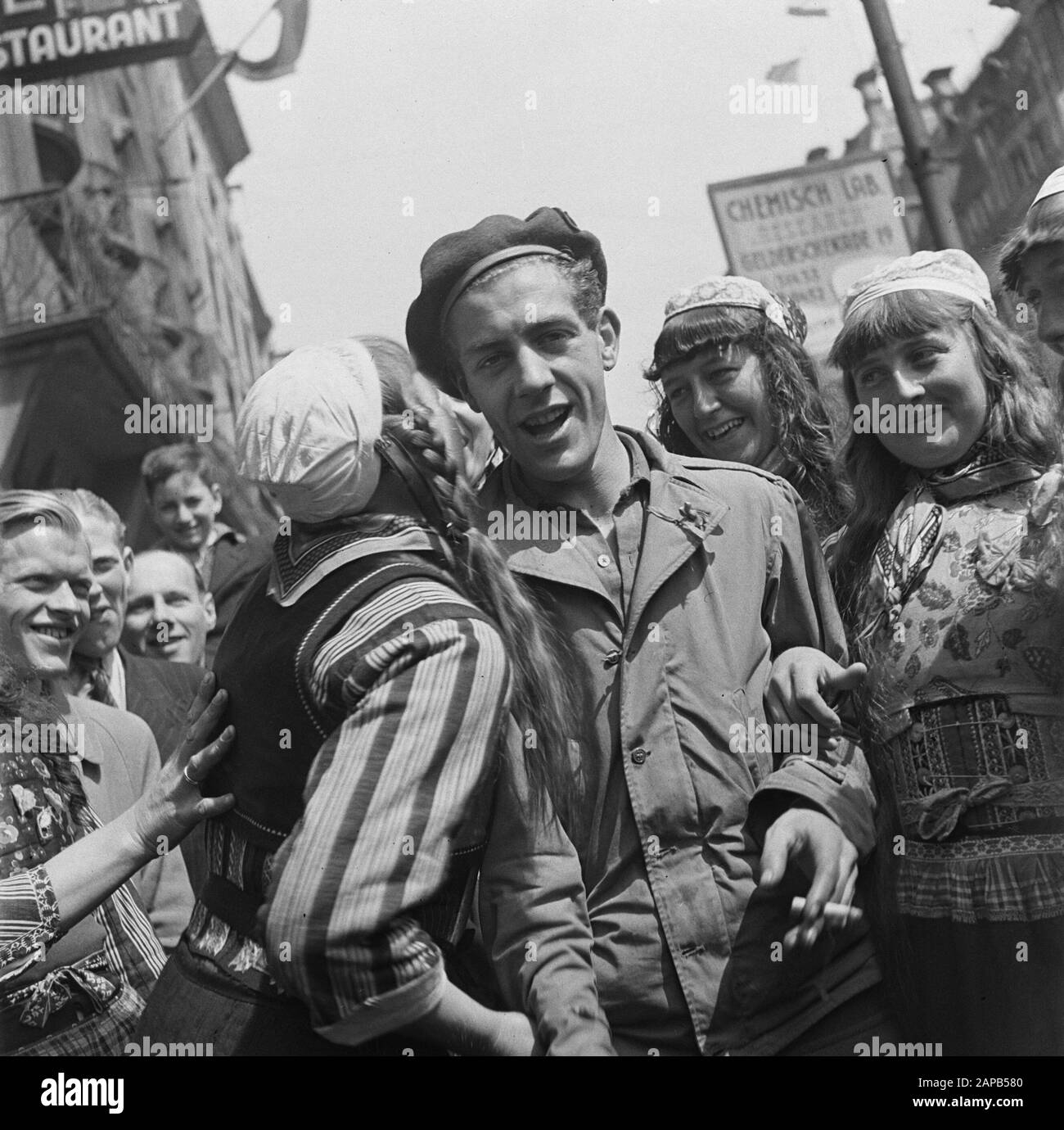 Liberation Festivals: Amsterdam Descrizione: Militare canadese circondato da tre donne di Marken. Data: 8 maggio 1945 luogo: Amsterdam, Marken Parole Chiave: Costume, militare, seconda guerra mondiale, donne Foto Stock