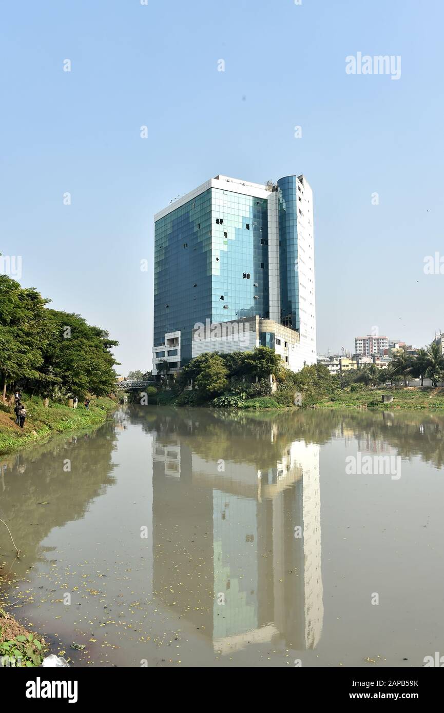 (200122) -- DHAKA, 22 gennaio 2020 (Xinhua) -- Foto scattata il 22 gennaio 2020 mostra la costruzione di una sede centrale a 16 piani 'costruita illegalmente' di BGMEA (Bangladesh Garment Manufacturers and Esportatori Association) a Dhaka, in Bangladesh. Per ANDARE CON 'Roundup: Bangladesh demolisce la sede centrale degli esportatori di abbigliamento a Dhaka' (Str/Xinhua) Foto Stock