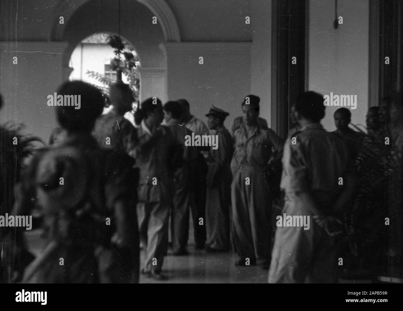 Republican autorità Descrizione: L'internamento di drs. Moh. Hatta e alcune altre autorità repubblicane nella residenza di Hatta a Djokjakarta Data: 19 dicembre 1948 luogo: Indonesia, Indie Orientali olandesi Foto Stock