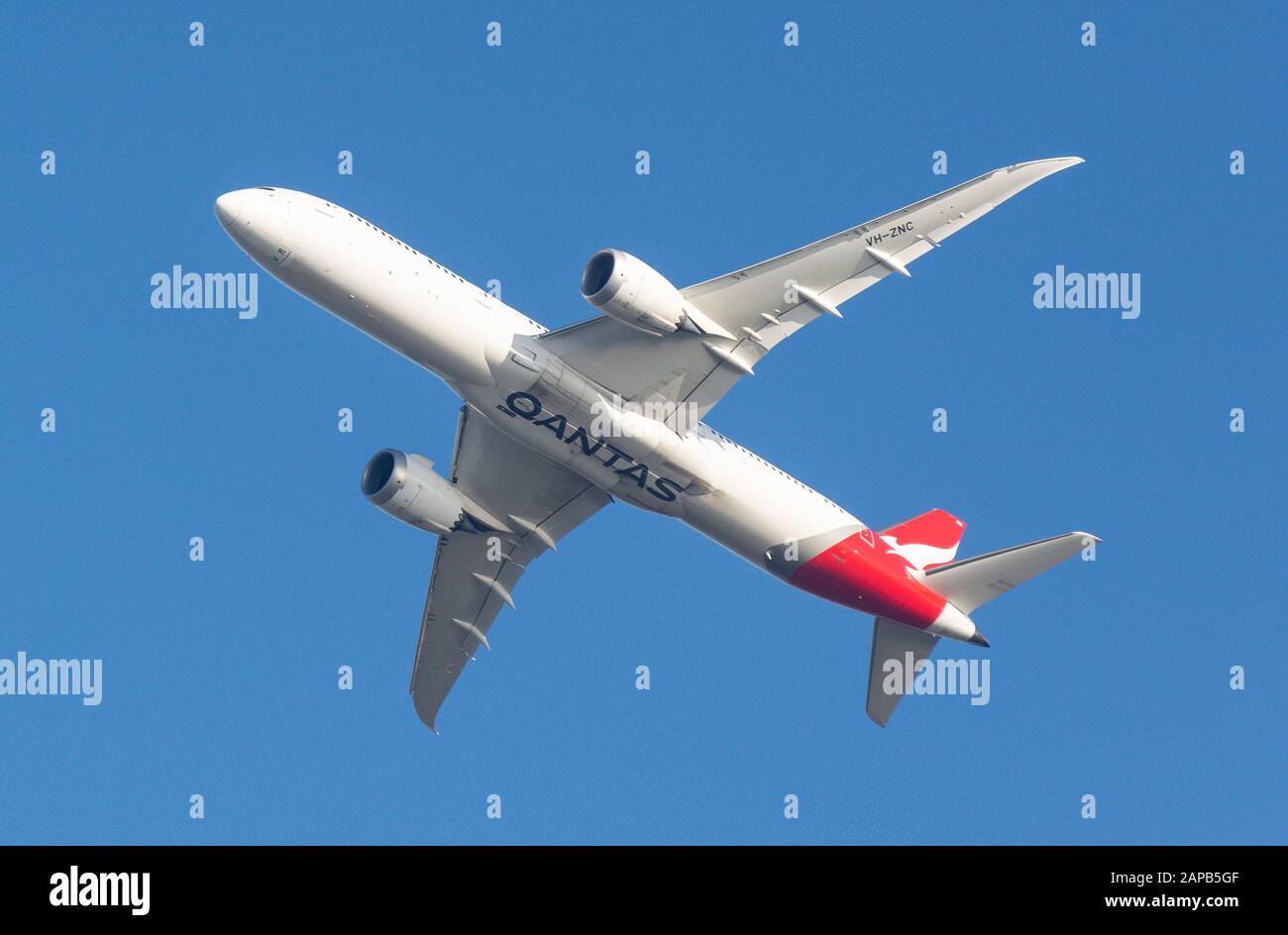 Qantas Boeing 787-9 Dreamliner Aircraft decollare dall'aeroporto di Heathrow, London Borough of Hillingdon, Greater London, England, United Kingdom Foto Stock