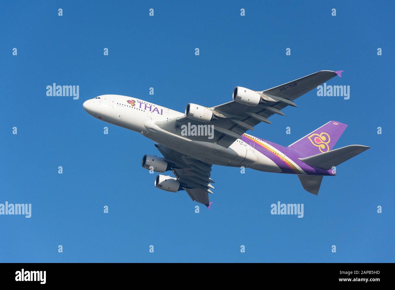 Thai Airways Airbus A380-841 decollo dall'aeroporto di Heathrow, London Borough of Hillingdon, Greater London, England, United Kingdom Foto Stock