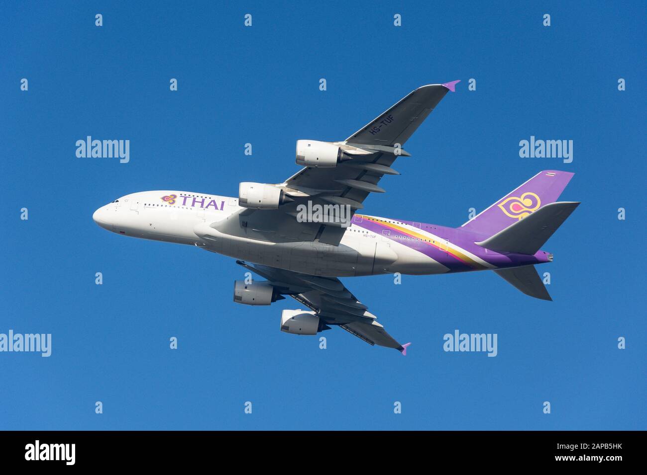 Thai Airways Airbus A380-841 decollo dall'aeroporto di Heathrow, London Borough of Hillingdon, Greater London, England, United Kingdom Foto Stock