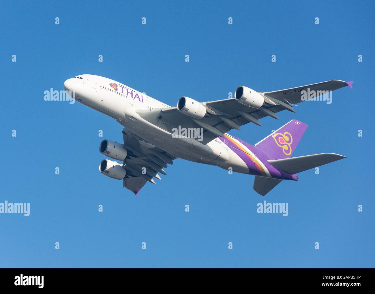 Thai Airways Airbus A380-841 decollo dall'aeroporto di Heathrow, London Borough of Hillingdon, Greater London, England, United Kingdom Foto Stock