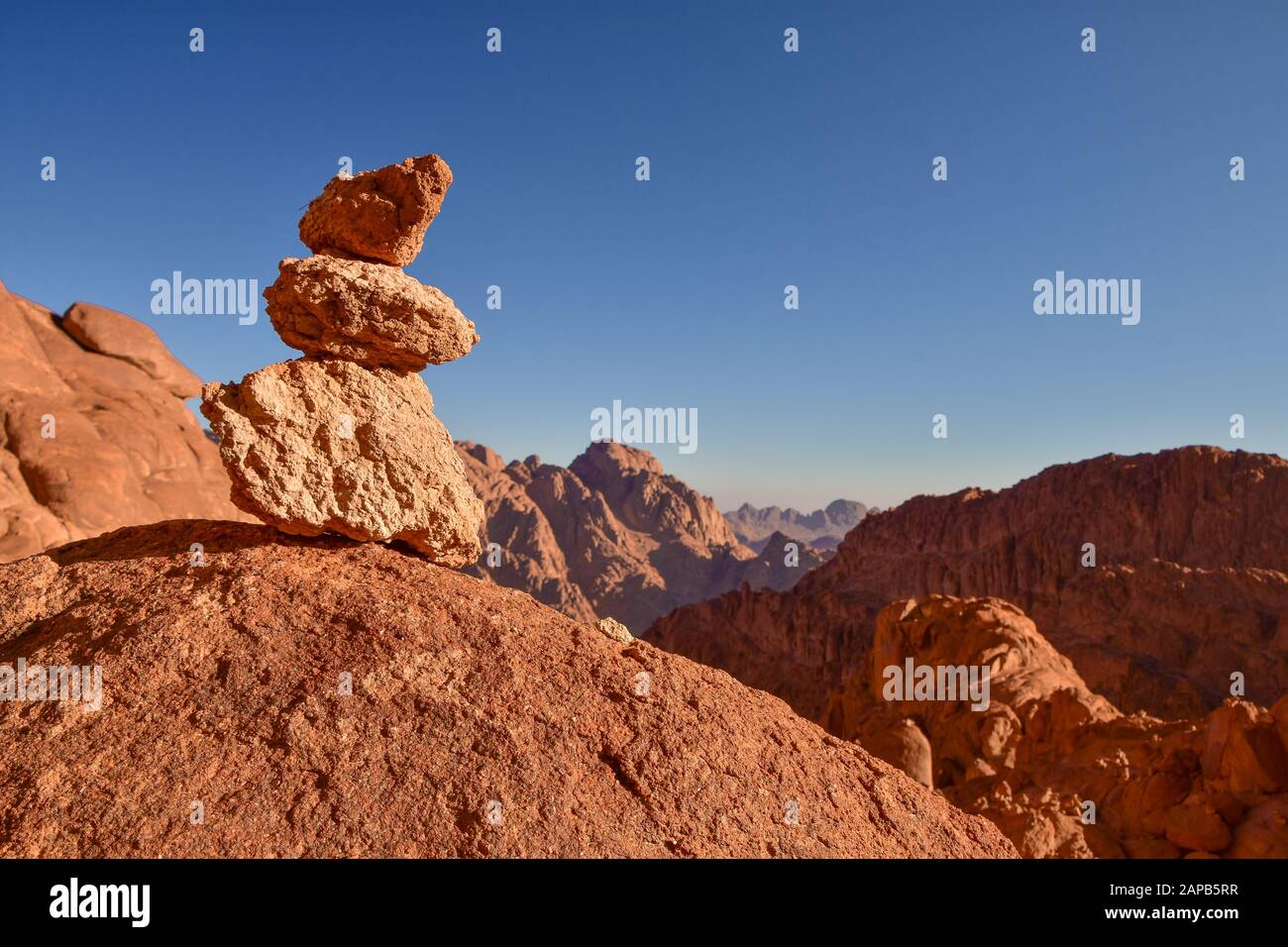 Un mucchio di pietre creato da un viaggiatore sul Monte Sinai, Egitto Foto Stock