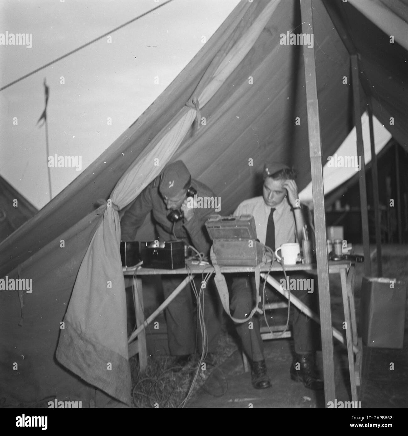 Recovery: Schiphol Descrizione: Centro di comunicazione in tenda con personale di forza aerea Data: 1945 luogo: Noord-Holland, Schiphol Parole Chiave: Recupero, seconda guerra mondiale Foto Stock