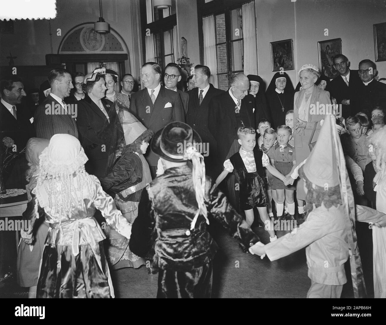 Visita Queen Juliana alle Camere Katholiek Orphanage nel Jordaan Data: 11 Settembre 1953 Località: Amsterdam, Noord-Holland Parole Chiave: Queen, visite, orfanotrofi Nome personale: Juliana, queen Foto Stock