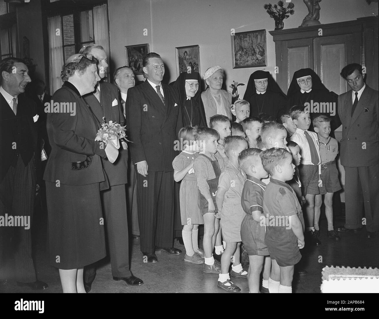 Visita Queen Juliana alle Camere Katholiek Orphanage nel Jordaan Data: 11 Settembre 1953 Località: Amsterdam, Noord-Holland Parole Chiave: Queen, visite, orfanotrofi Nome personale: Juliana, queen Foto Stock