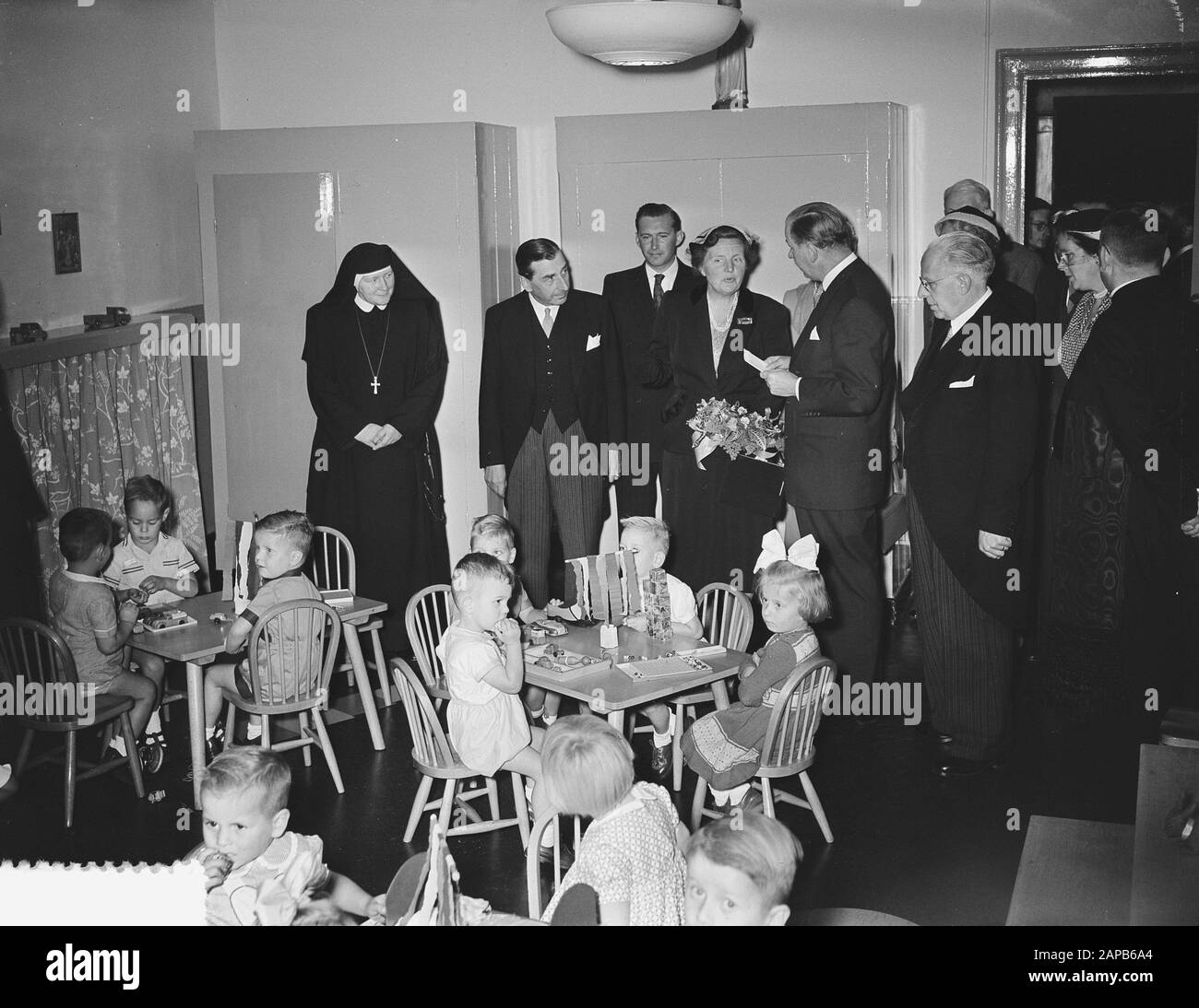 Visita Queen Juliana alle Camere Katholiek Orphanage nel Jordaan Data: 11 Settembre 1953 Località: Amsterdam, Noord-Holland Parole Chiave: Queen, visite, orfanotrofi Nome personale: Juliana, queen Foto Stock