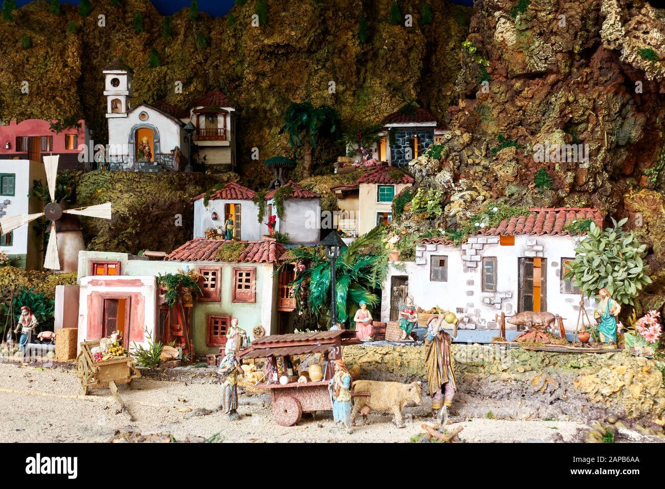 Candelaria, Tenerife, Spagna - 12 dicembre 2019: Belen di Natale - Creche (presepe), Presepe, statuetta di persone e case in miniatura Foto Stock