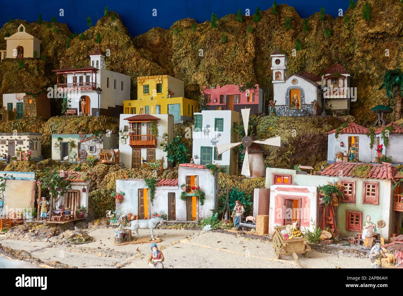 Candelaria, Tenerife, Spagna - 12 dicembre 2019: Belen di Natale - Creche (presepe), statuetta di persone e case in miniatura Foto Stock