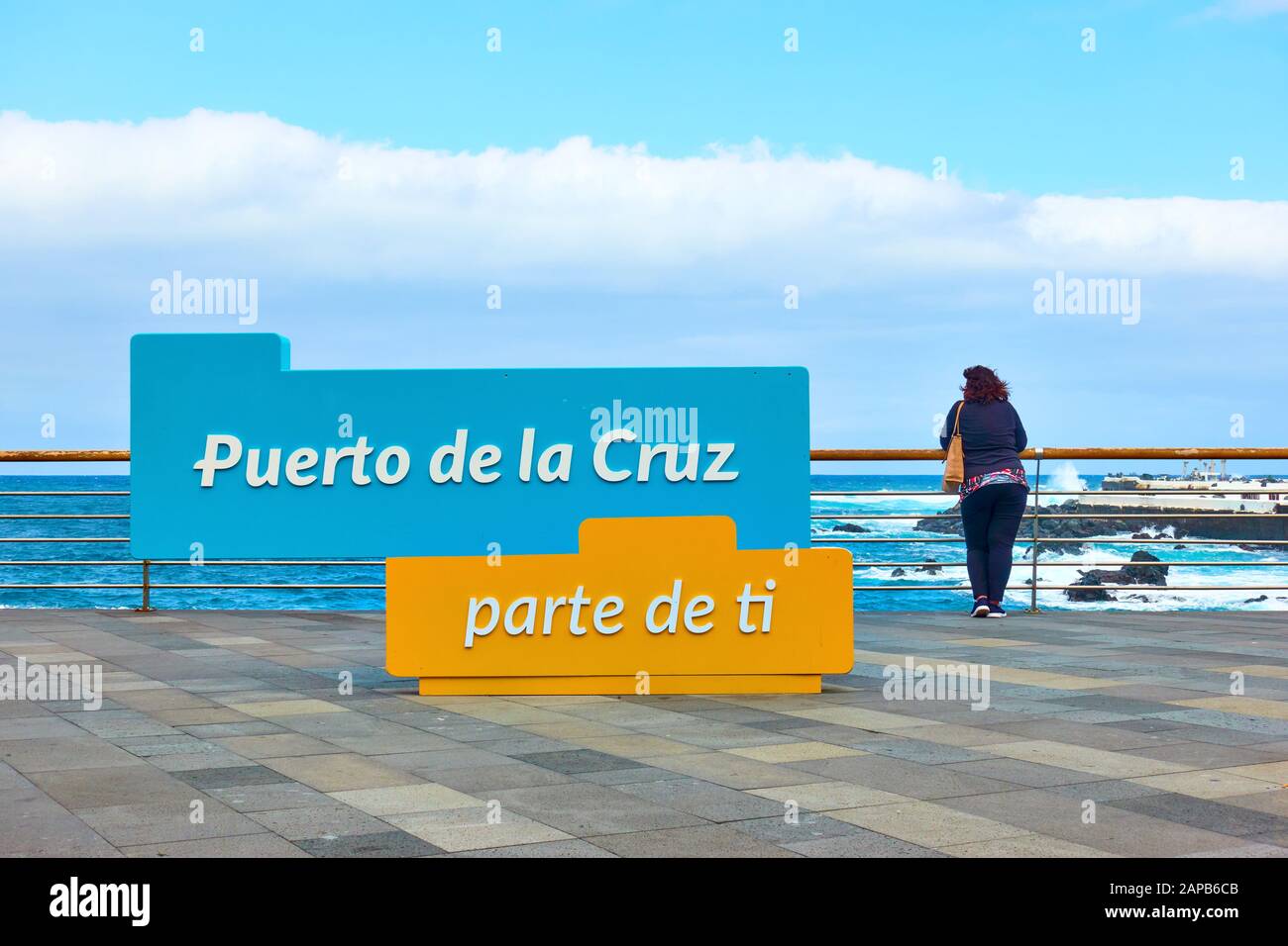Puerto de la Cruz, Tenerife, Spagna - 13 dicembre 2019: Segnale sul lungomare della città di Puerto de la Cruz, le isole Canarie. Iscrizione: Puerto de Foto Stock
