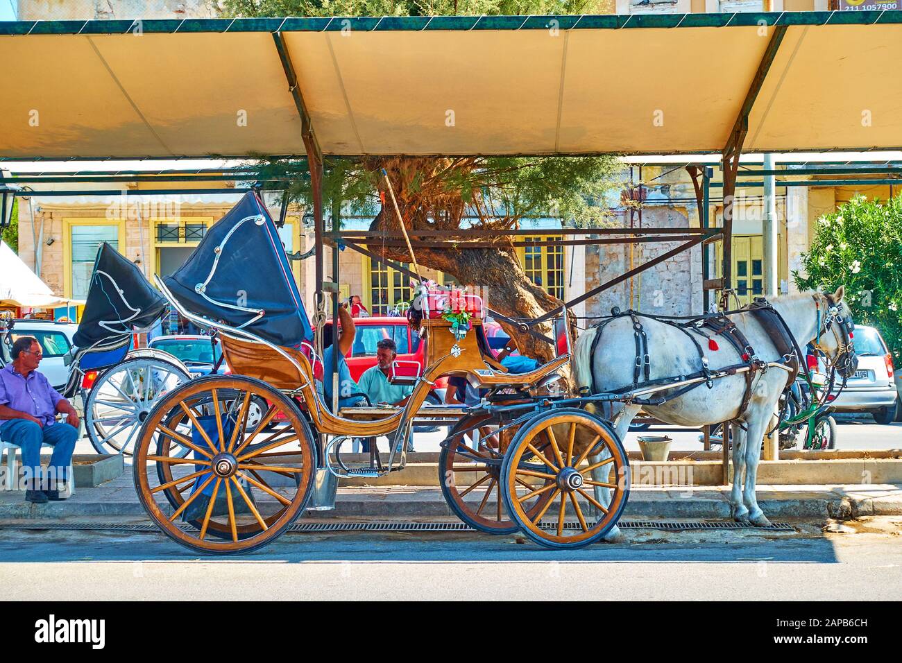 AEGINA, Grecia - 16 settembre 2019: Carrozza a cavalli sul lungomare della città di Aegina Foto Stock