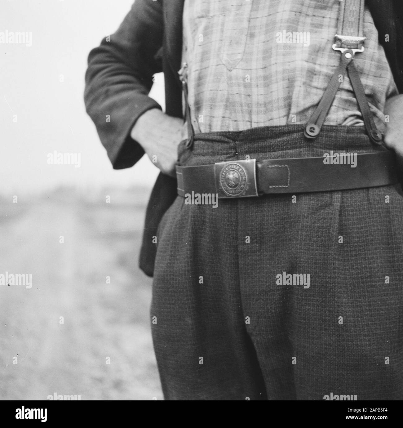 Annessione [Farmer indossa la cintura di legatura della Wehrmacht tedesca] Data: 1945 Foto Stock